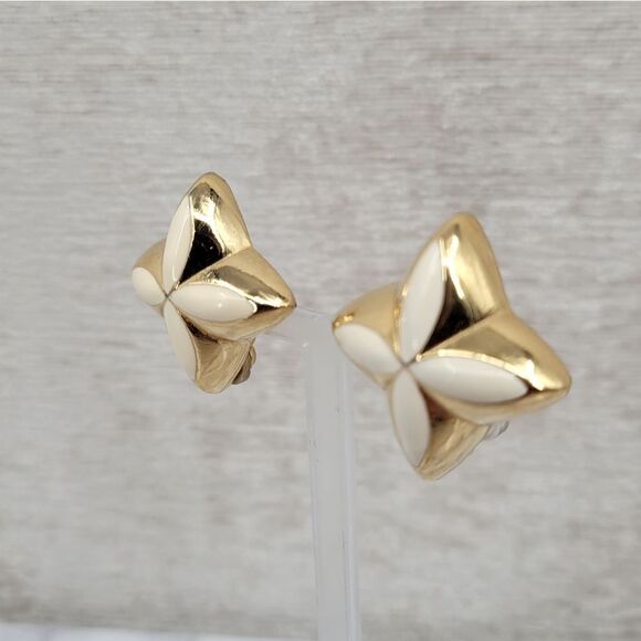 Vintage Gold and Cream Enamel Clip On Earrings Blossom 4 Point Star Anise Shape - Picture 4 of 8